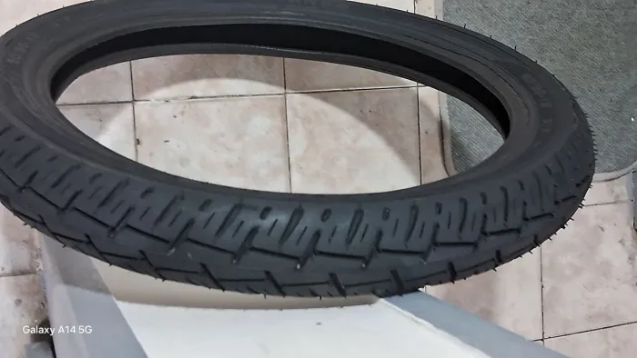 Um peneu de moto trazeiro90/90100