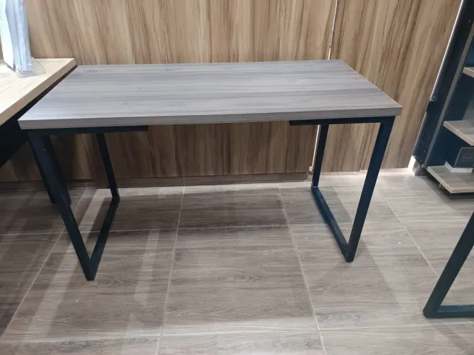 Mesas reta pé industrial sem gaveta 120x60