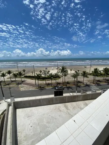 FRENTE MAR! 3 DORMITÓRIOS, VARANDA GOURMET, LAZER CLUB