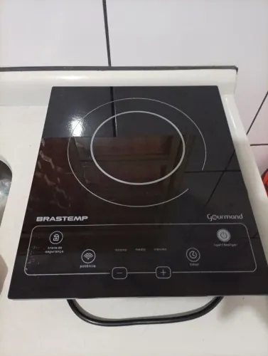 Cooktop elétrico de indução portátil da Brastemp, linha Gourmand.