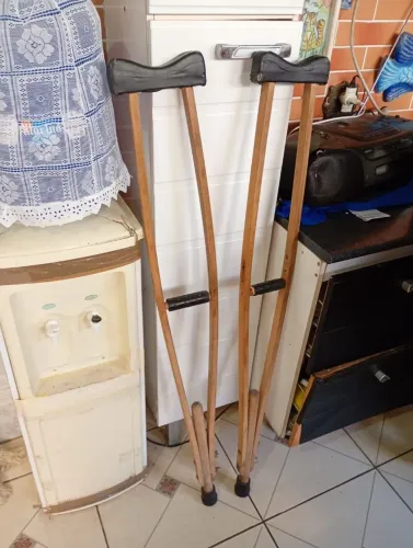 Muletas de madeira 