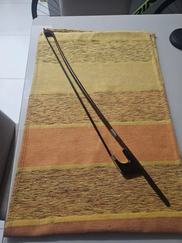Arco de contrabaixo acústico (modelo alemão)