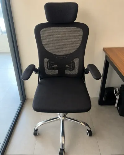 Cadeira de Escritório Ergonômica com Encosto em Tela, Apoio de Cabeça e Base Cromada