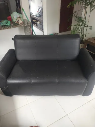 Sofá de couro preto usado à venda!