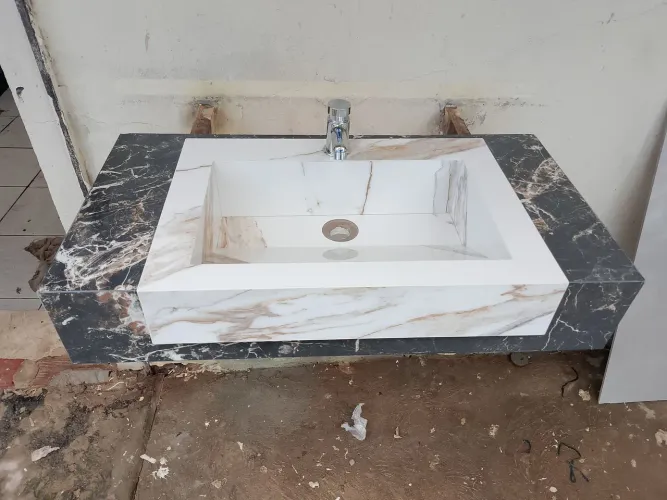 Pia escupida em porcelanato 