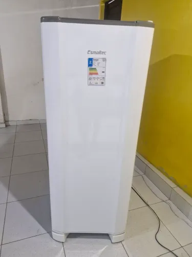 Geladeira esmaltec nova, com poucos dias de uso.