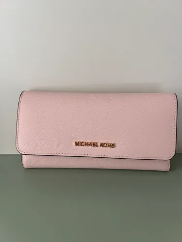 carteira Michael Kors Jet Set Travel em couro saffiano rosa claro com ferragens douradas