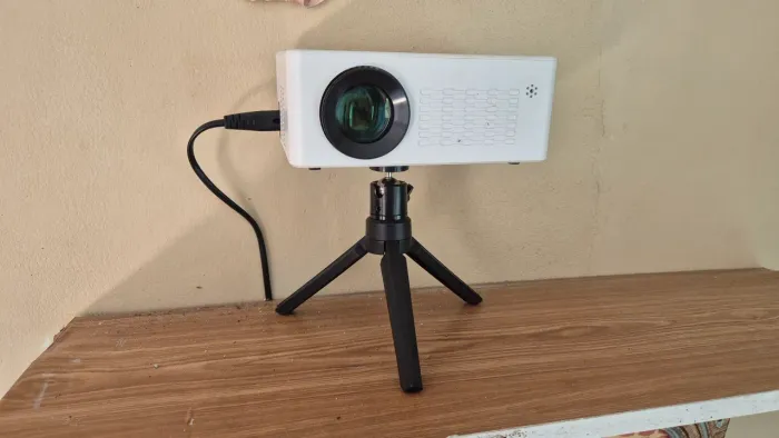 Projetor Full HD com sistema smart
