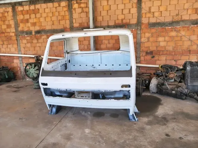 Cabine Volkswagen ano 1989 modelos 11-130, 14-140 vazia reformada