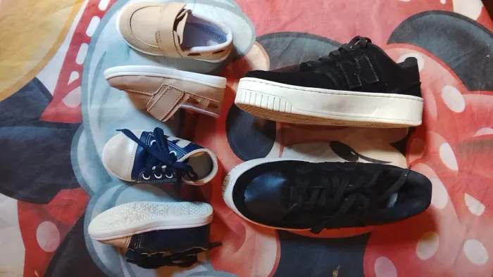 4 sapatos. 1 adulto n° 38 e 3 de bebê n° 23 todos usados 1 vez. 50 reais cada