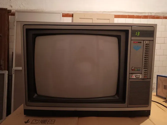 Tv colorida antiga Mitsubishi TC-2001Z funcionando 