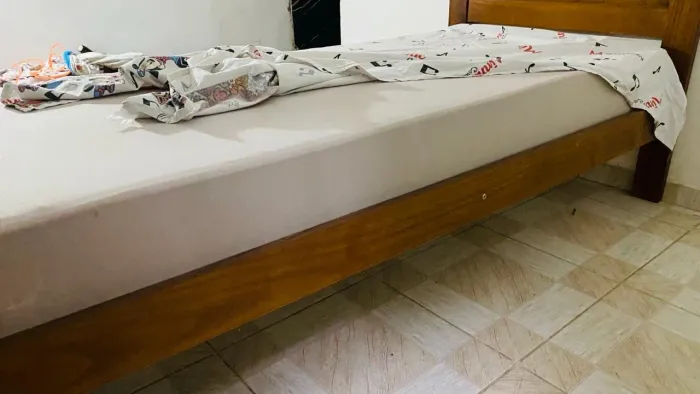 Cama de solteiro madeira maciça com colchão 