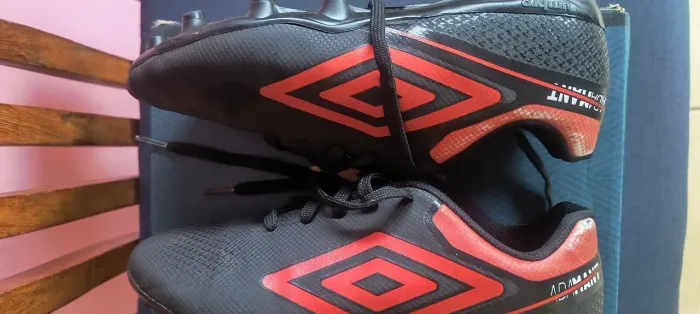 Chuteira infantil umbro número 34,de campo usada poucas vezes, semi nova.