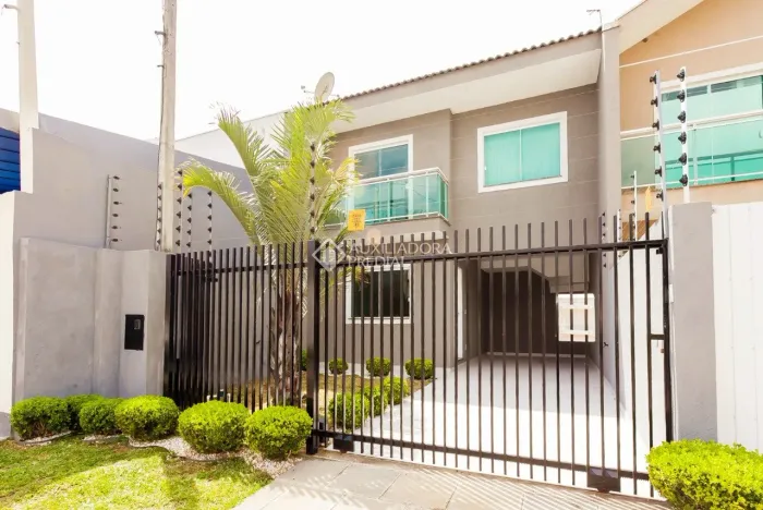 Sobrado 3 Quartos no Uberaba, de alto padrão, com moveis planejados, churrasqueira e 2 vag