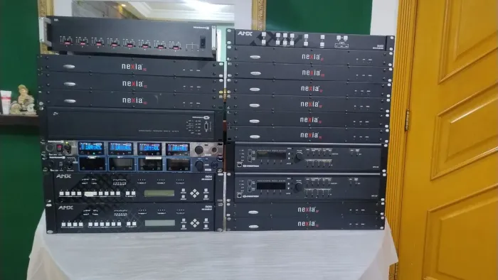 Processador de áudio e vídeo profissional biamp e outros