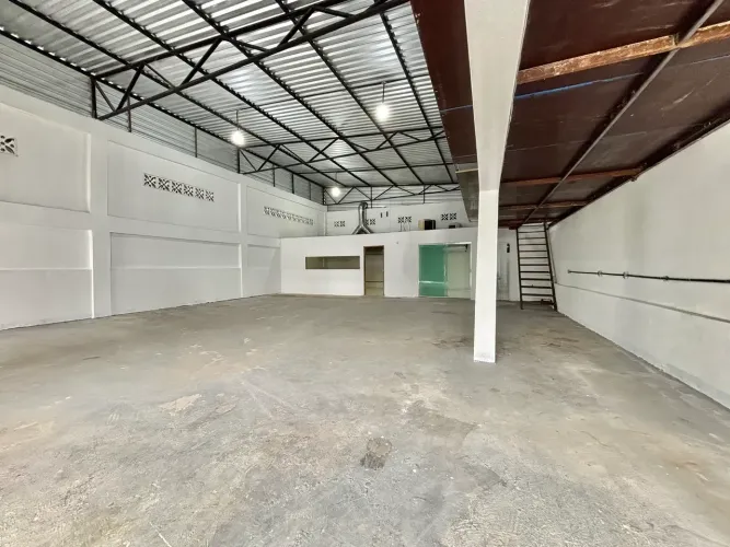 GALPÃO 250m2 - Parque 10 - Escritório e DOCA - Próximo Veneza e Univ Nilton Lins