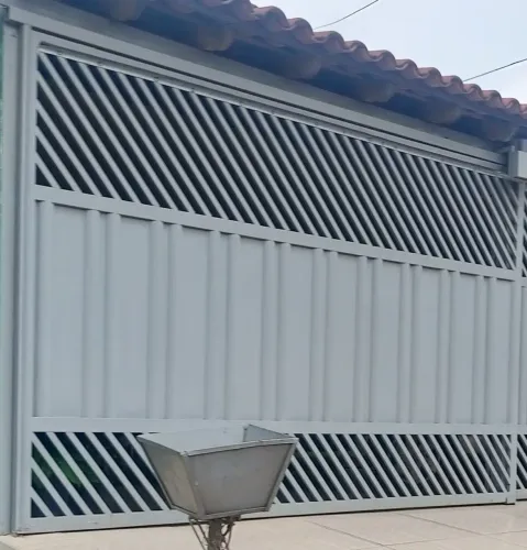 Portão modelo chapa americano e ripa diagonal superior e inferior a partir de:
