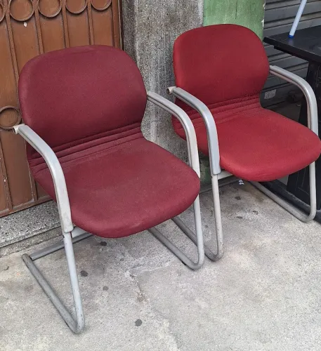 Cadeiras fixa Resistente de ferro com avaria.
