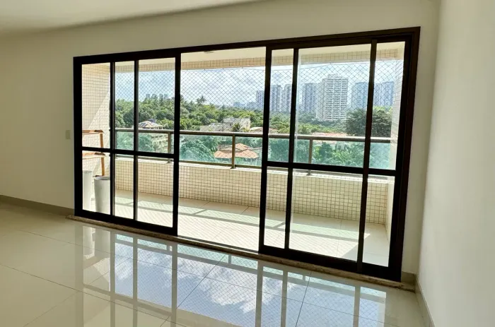 Porta 4 folhas - fechamento central - Linha suprema alumínio cor bronze 