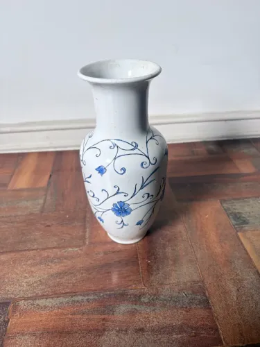 Vaso Porcelana Branca Flores Azuis Pintado à Mão Assinado