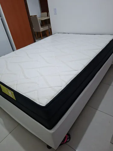 CAMA CASAL BOX COM MOLAS ENSACAS . BASE PRETA EM SUEDE. APENAS 2 MESES DE USO