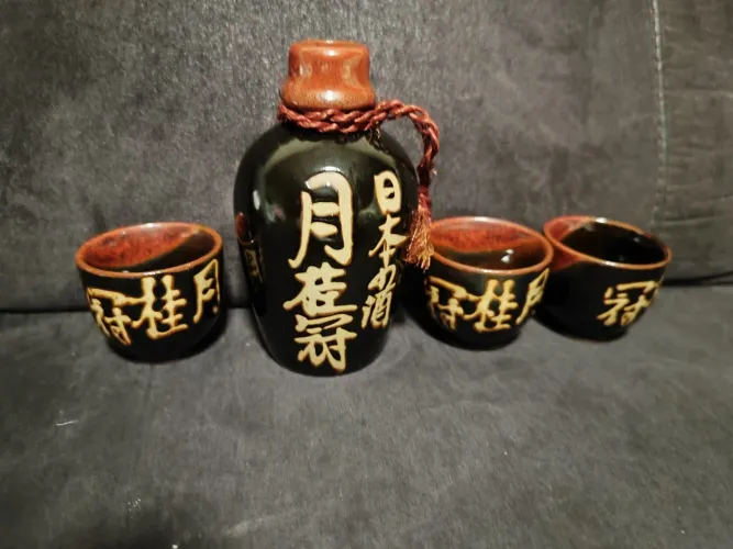 Conjunto vintage de saquê japonês gekkeikan- garrafa tokkuri mais três copos em cerâmica