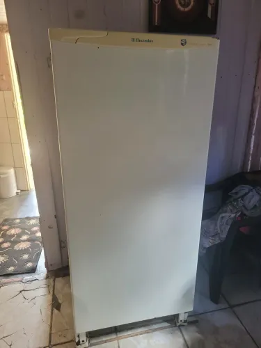 Geladeira Electrolux antiga funcionando 150reais