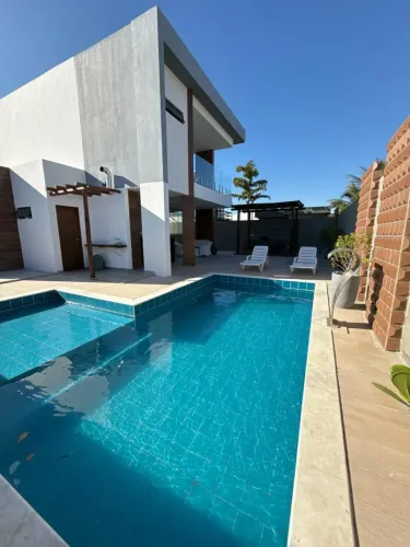 VIVA COM CONFORTO E EXCLUSIVIDADE NA MASSAGUEIRA! Casa à venda no Condomínio Ilha da Lago