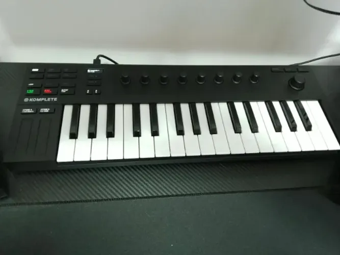 Komplete Kontrol M32 - MUITO NOVO!