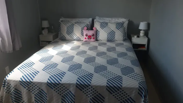 Cama box Queen com molas ensacadas.
