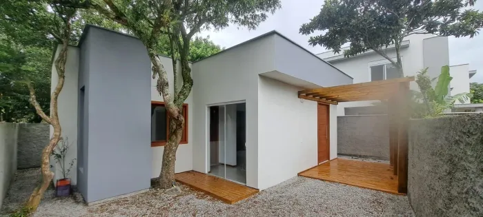 Linda casa para alugar em condomínio na região do Porto da Lagoa