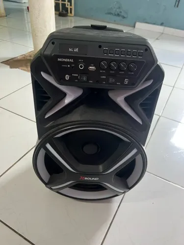 Caixa de som estilo JBL