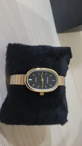 RELÓGIO VINTAGE CAIXA OVAL AÇO INOXIDAVEL FEMININO FUNDO PRETO - DOURADO
