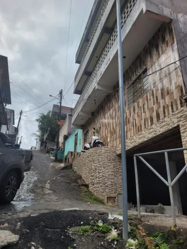 Pequeno galpão, casa com 2 quartos