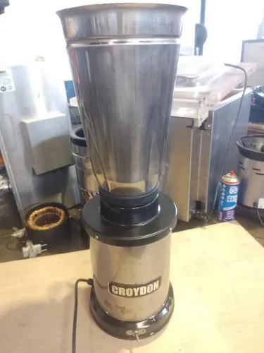 Liquidificador industrial Croydon LR03 220 v seminovo