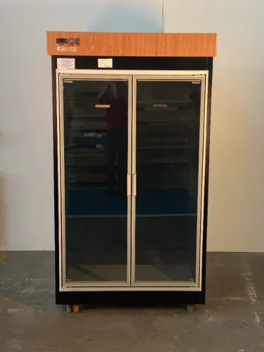 GELADEIRA VITRINE SLIM REFRIGERADA INJETADA PRETO INT. E EXT. GVSL-PIE 2P C/ TESTEIRA MAQ.