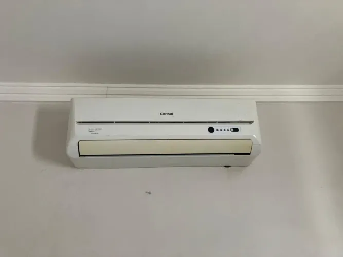 Split Consul 12.000 BTUs com controle remoto.