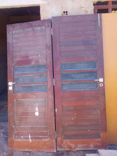 Vendo essas portas!250 cada ,já com as fechaduras e dobradiças