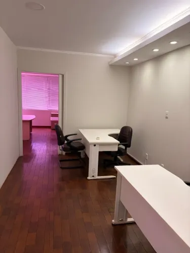 Alugam-se duas salas comerciais no Centro de Campo Grande/MS - R$ 2.600,00 por sala.