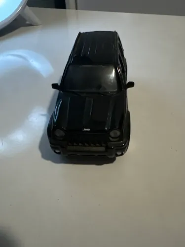 Miniatura Jeep Liberty 2003 1/39 Maisto