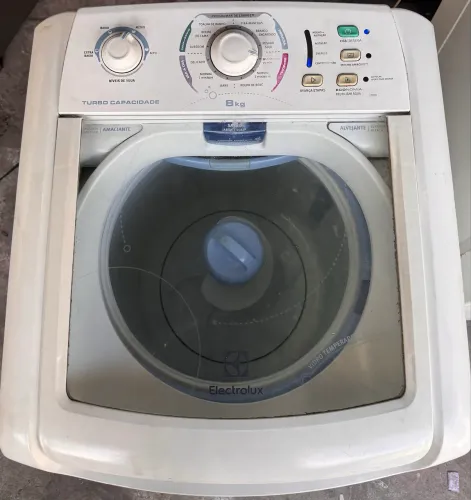 Máquina de lavar usada pequena funcionando perfeitamente