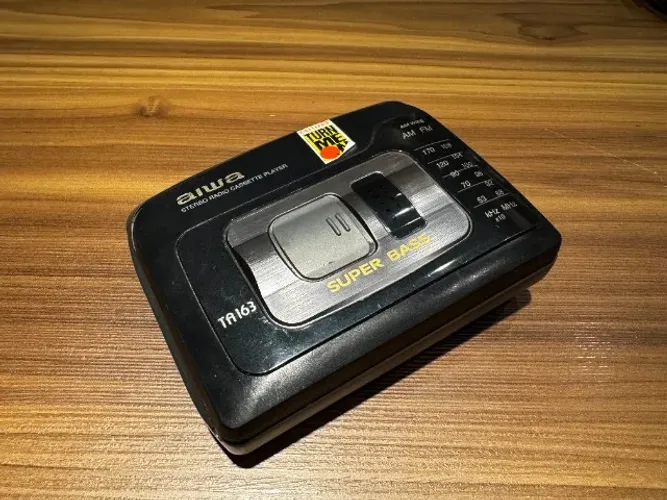 Walkman Aiwa HS-TA163W restaurado, toca fitas e rádio AM/FM funcionando