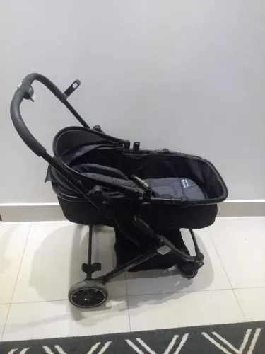 Carrinho de bebê Moisés e bebê conforto com suporte Kiddo 