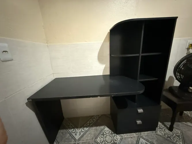 Escrivaninha com estante e gaveteiro - preta