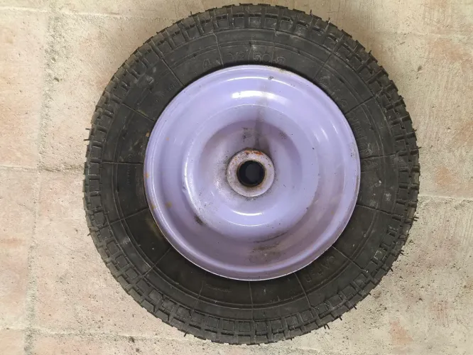 RODA COM PNEU EM EXCELENTE ESTADO 