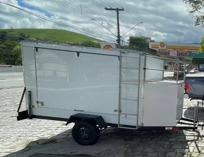 Carreta baú reforçada com escada e guarda corpo