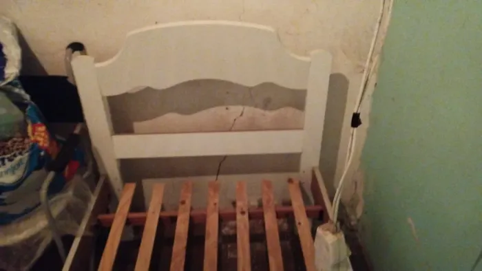 Vendo cama de solteiro,branca semi nova 