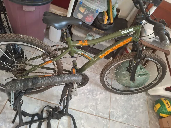 Vendo uma bicicleta caloi aro 24, com machas /vem com o suporte pra usar no carro.