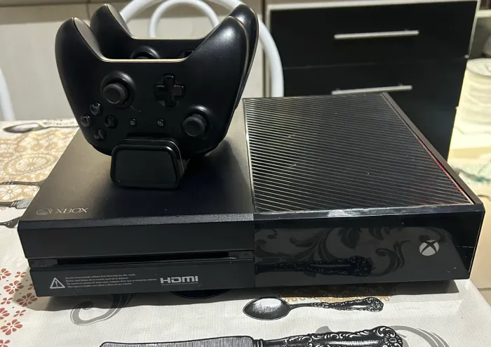 Xbox one 1TB com 2 controles originais e carregador