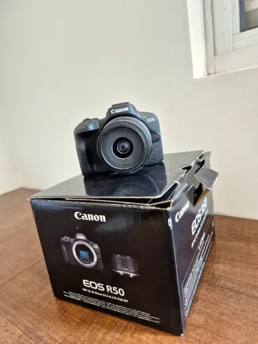 Camera Canon EOS R50 + Lente RF-S 18-45mm